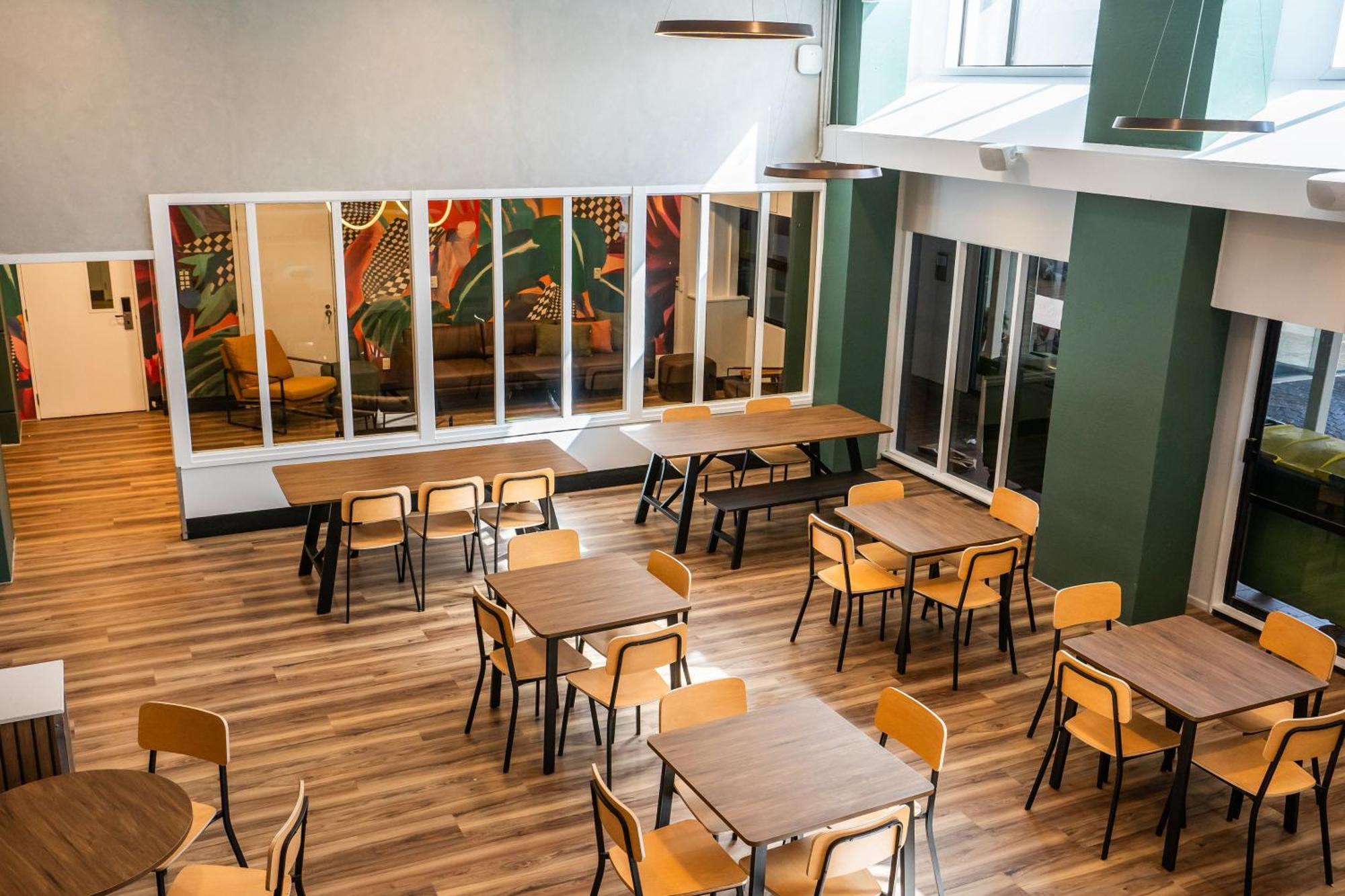 Haka House Wellington Hostel Εξωτερικό φωτογραφία The interior of a Wendy's in the United States