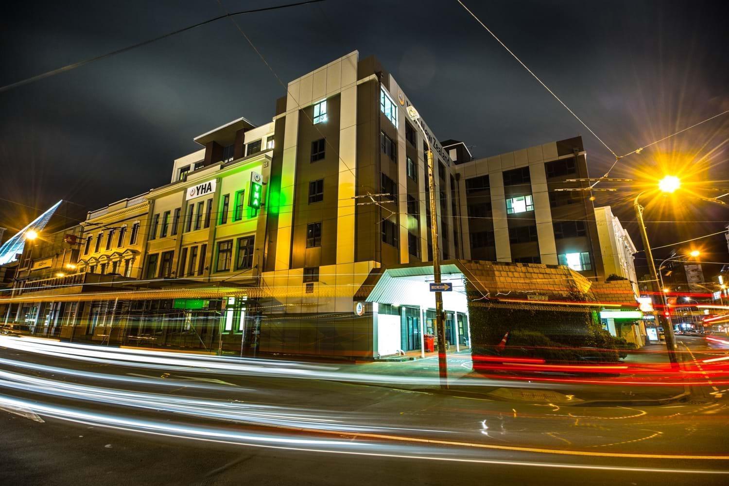 Haka House Wellington Hostel Εξωτερικό φωτογραφία The hotel at night