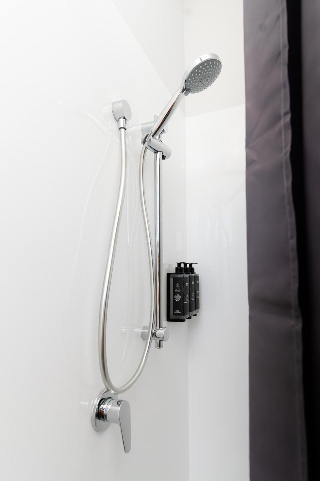 Haka House Wellington Hostel Εξωτερικό φωτογραφία Shower rail