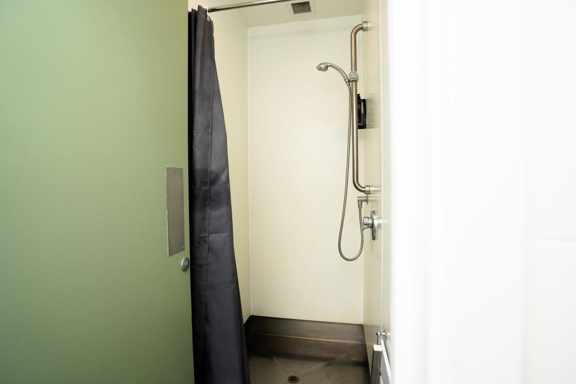 Haka House Wellington Hostel Εξωτερικό φωτογραφία A shower cubicle