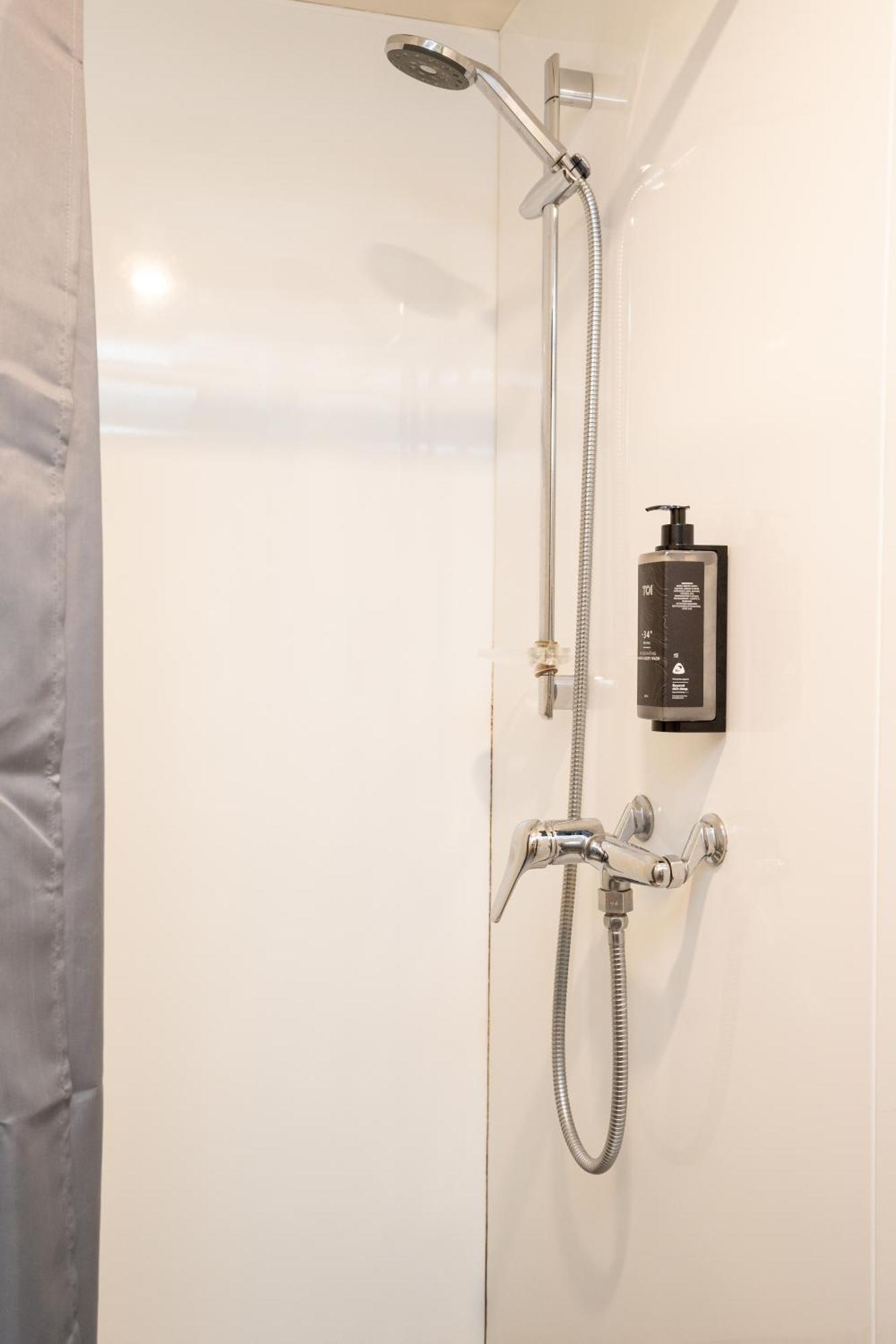 Haka House Wellington Hostel Εξωτερικό φωτογραφία Shower gel dispenser