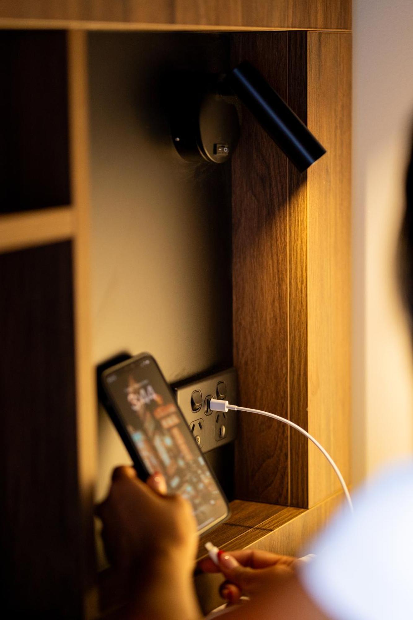 Haka House Wellington Hostel Εξωτερικό φωτογραφία A phone plugged into a power socket