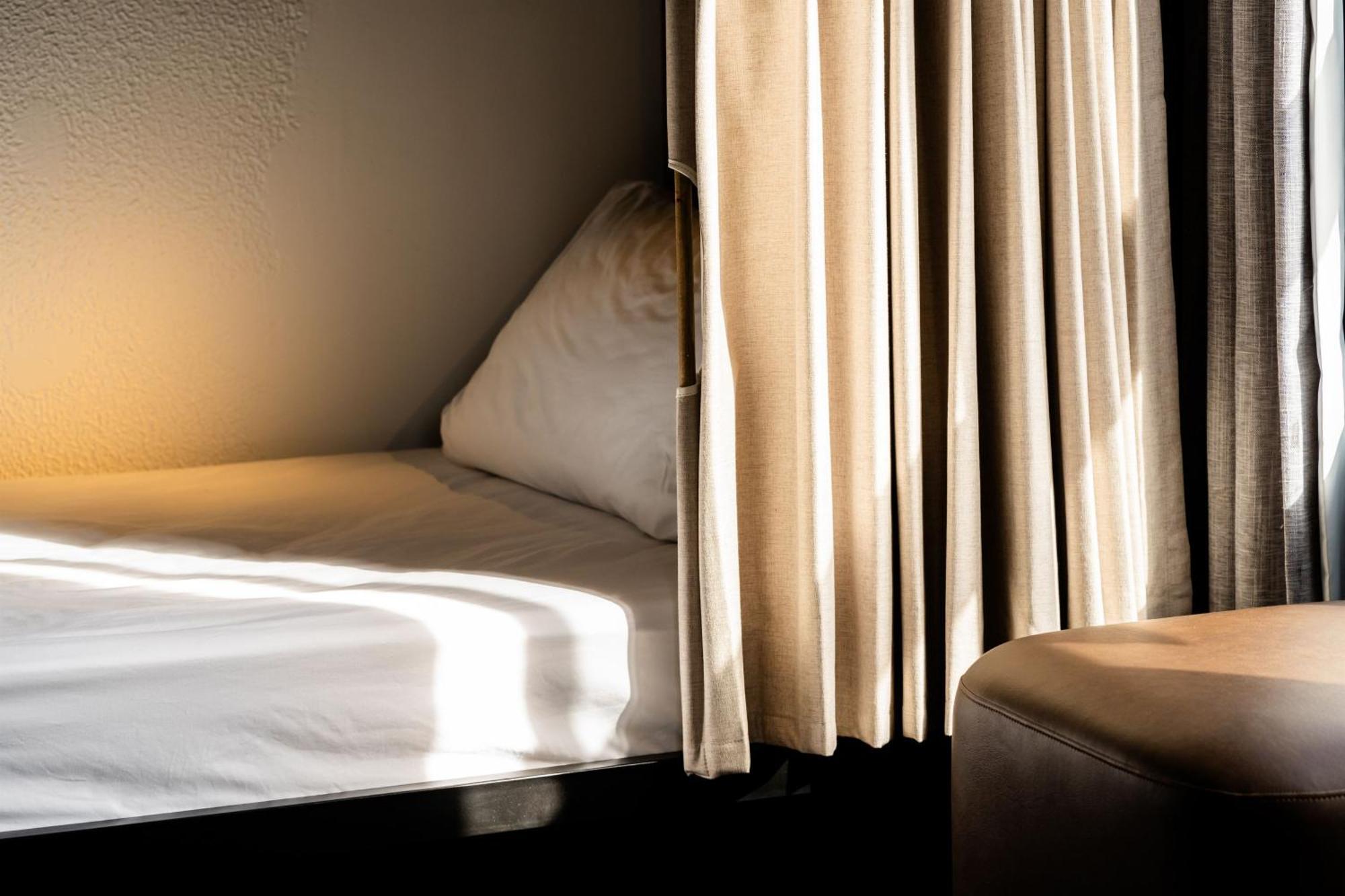 Haka House Wellington Hostel Εξωτερικό φωτογραφία A bed in a hotel room