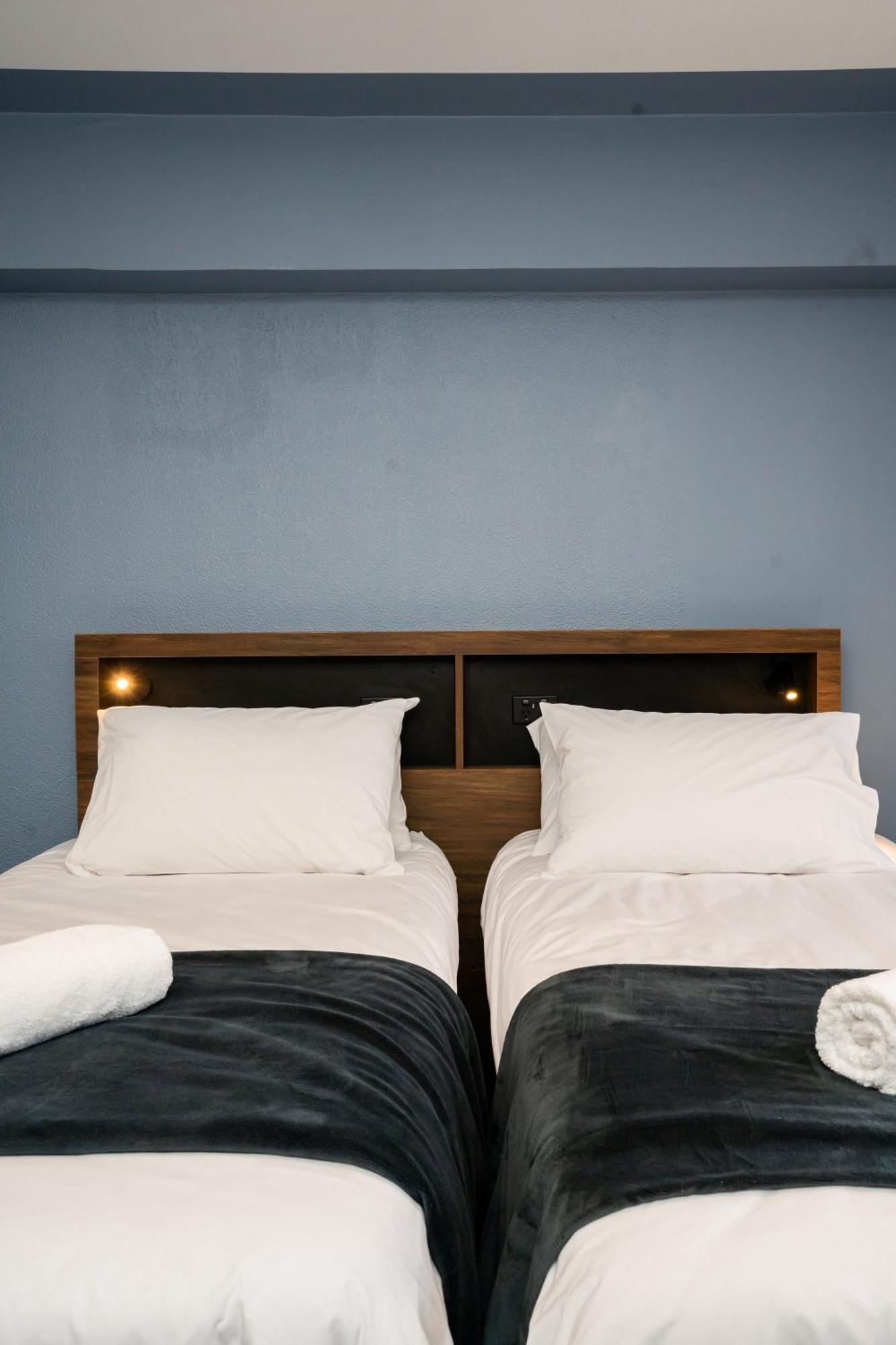 Haka House Wellington Hostel Δωμάτιο φωτογραφία A bed with two pillows