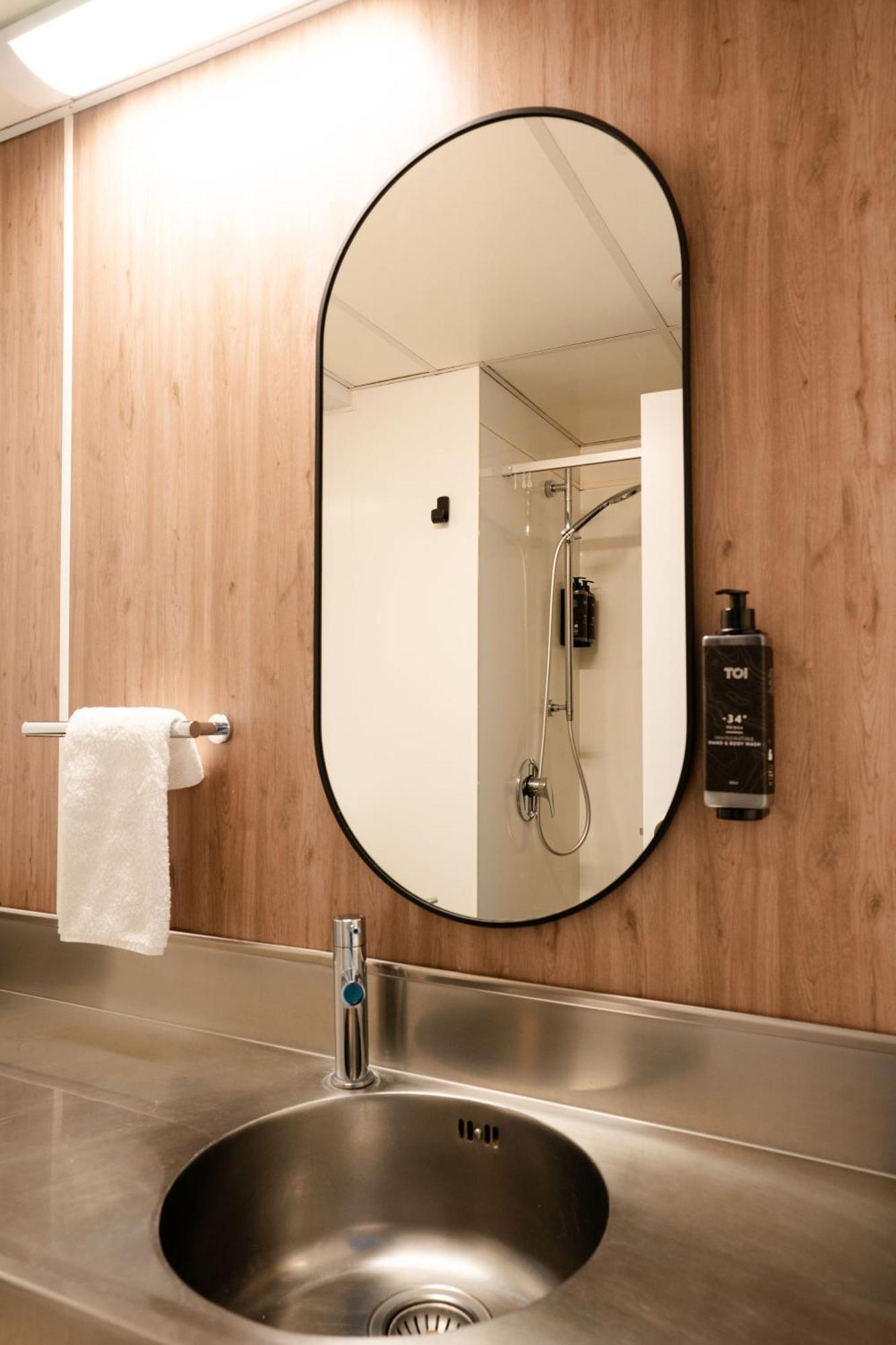 Haka House Wellington Hostel Εξωτερικό φωτογραφία A shower in a hotel room