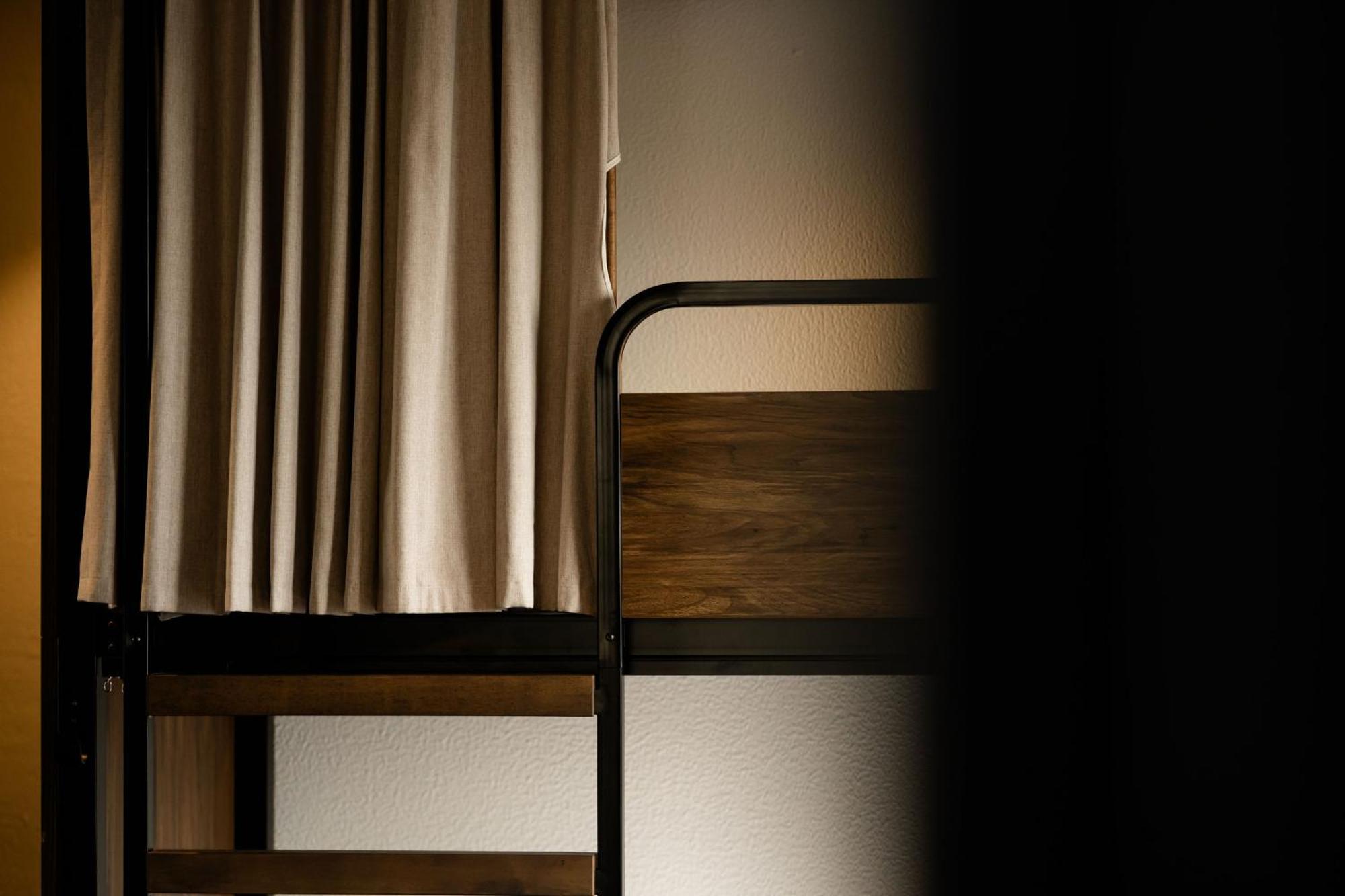 Haka House Wellington Hostel Εξωτερικό φωτογραφία A curtain in a capsule hotel