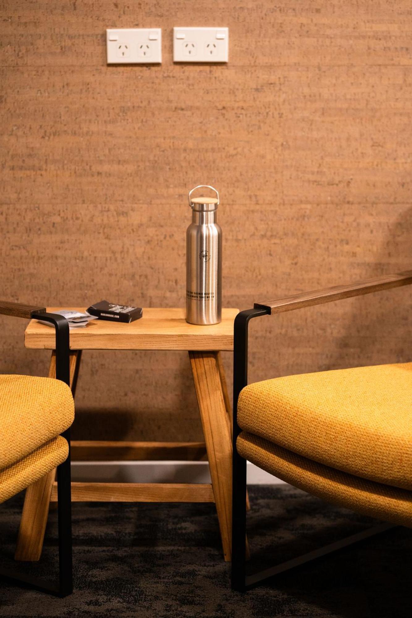 Haka House Wellington Hostel Εξωτερικό φωτογραφία A stainless steel water bottle