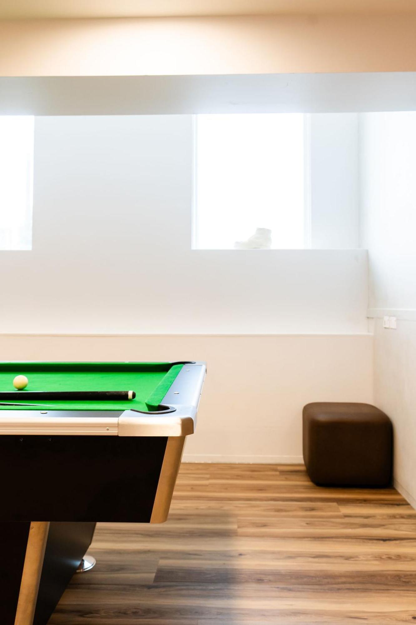 Haka House Wellington Hostel Εξωτερικό φωτογραφία A pool table in a student house