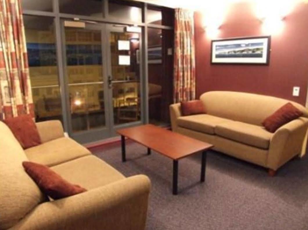 Haka House Wellington Hostel Εξωτερικό φωτογραφία The lounge at the airport